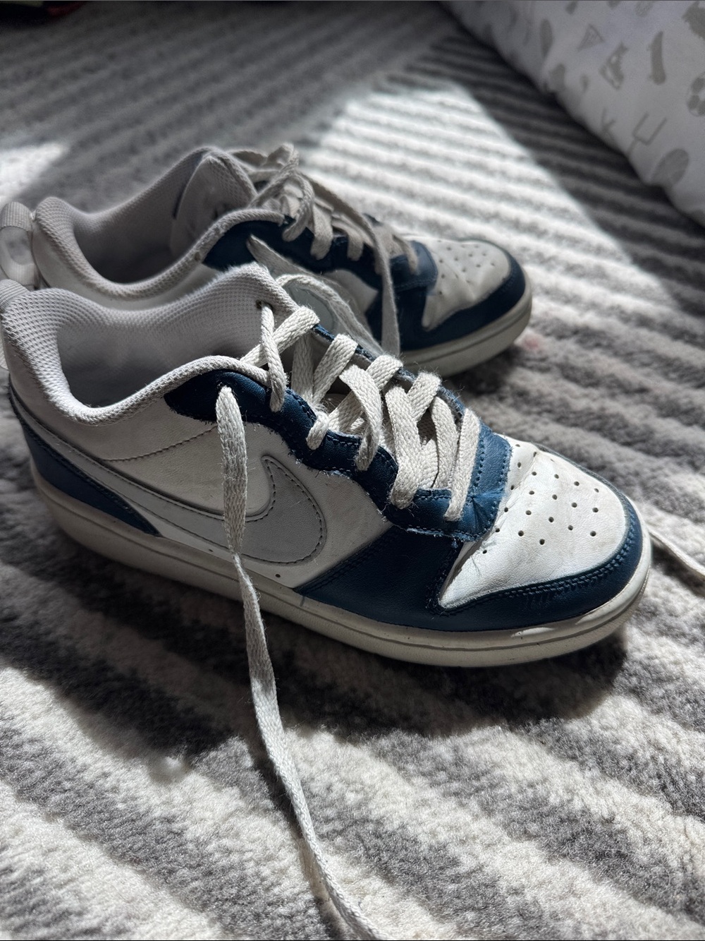 Nike Kids White and Navy Low-Top Sneakers